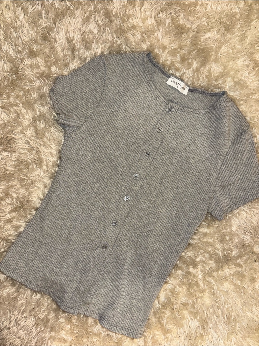 Vestique women’s Gray Ribbed Button-Front Top